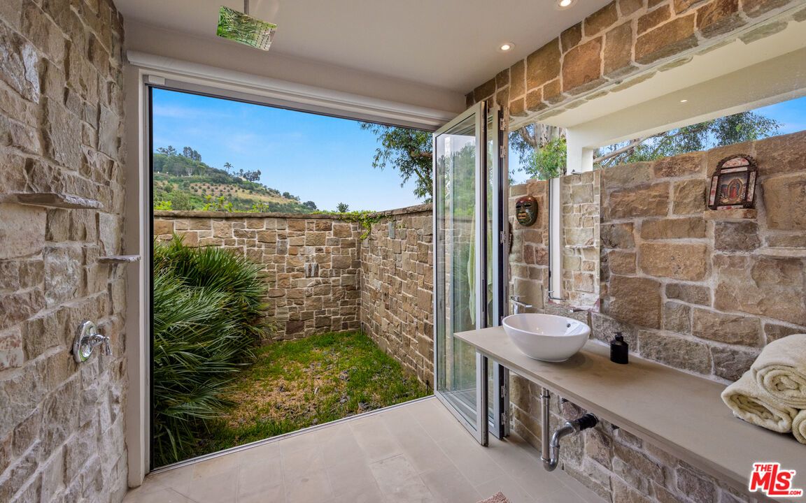 10556 Fontenelle Way - 1 property image