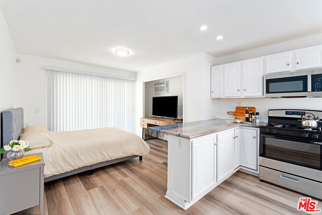 3806 Ocean Front Walk - 1 property image