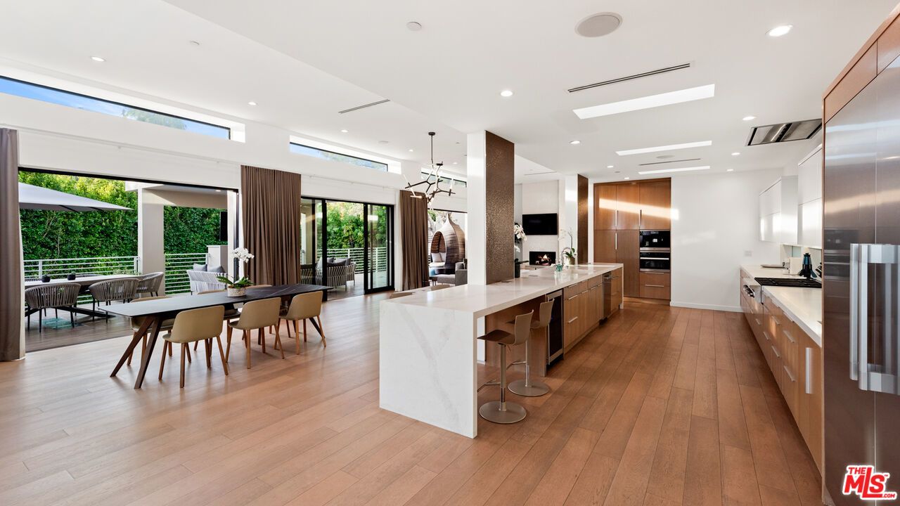 1085 Carolyn Way - 1 property image