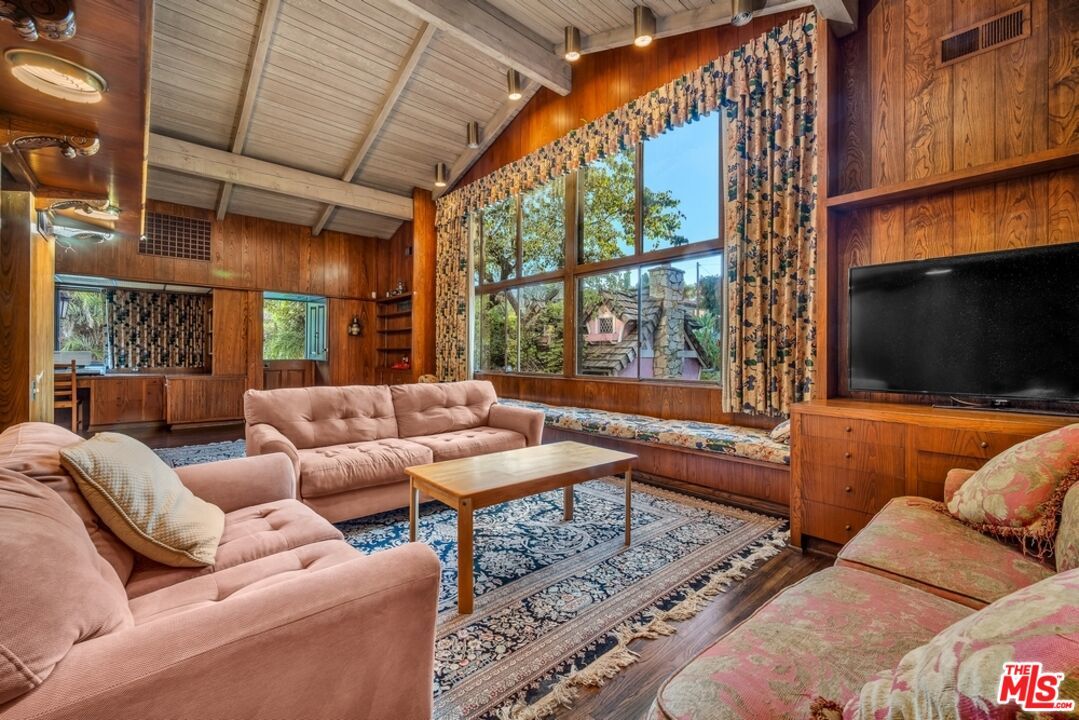 829 Whittier Drive - 1 property image
