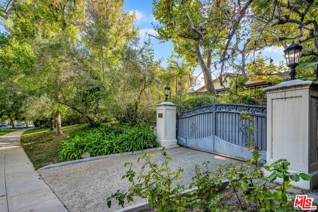 829 Whittier Drive - 1 property image