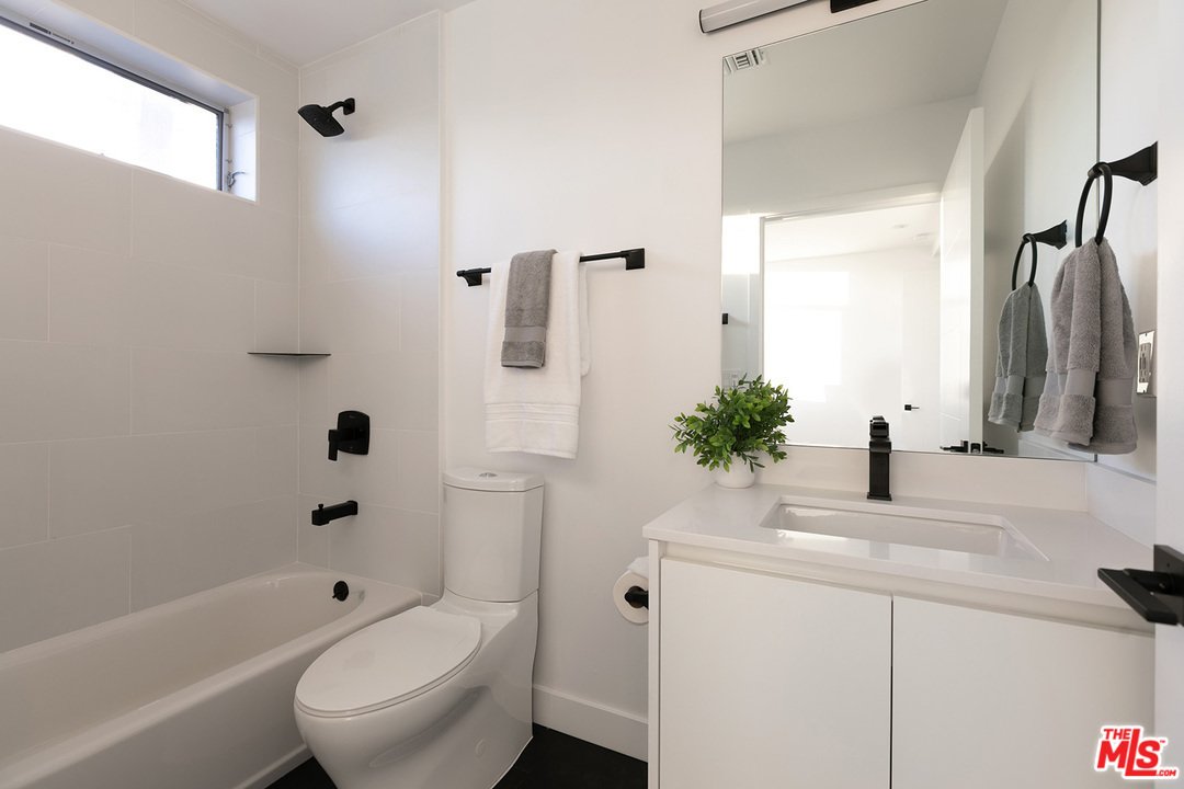 423 1/2 South Wilton Place - 1 property image