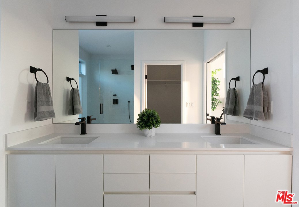 423 1/2 South Wilton Place - 1 property image